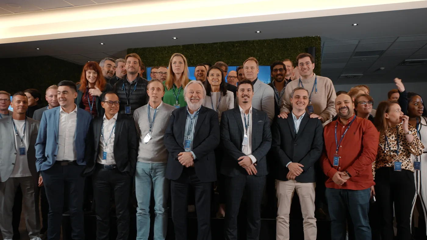Großes Gruppenfoto beim Business-Event – SINISTAR MEDIA Netzwerk