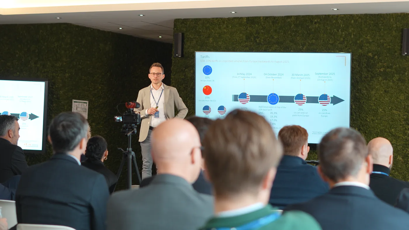 Vortrag auf der Bühne bei einem Business-Event – SINISTAR MEDIA Content