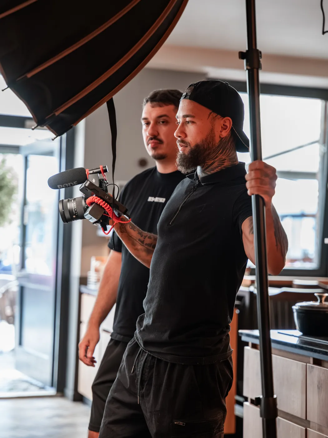 Team bei Videodreh mit Kamera und Licht – SINISTAR MEDIA Filmproduktion