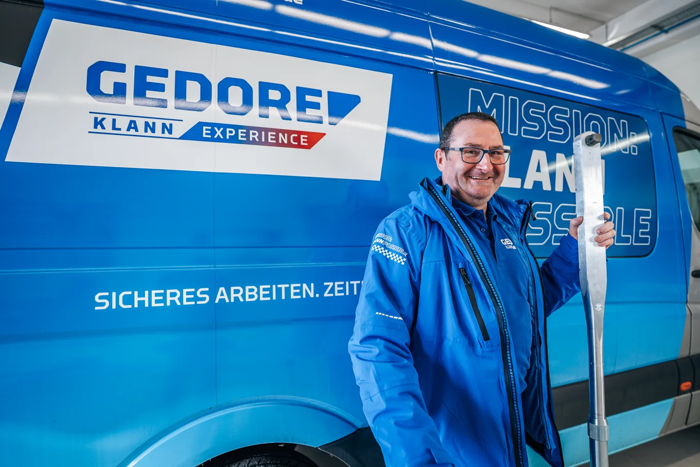 Werkzeugpräsentation vor dem GEDORE-Fahrzeug