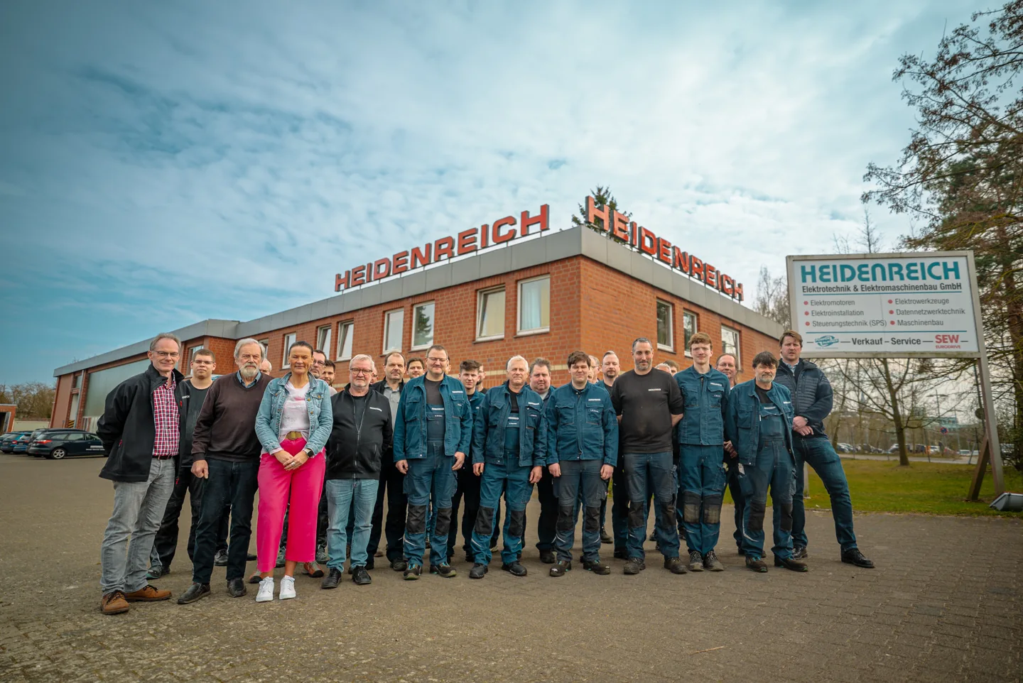 Das Team von Heidenreich Elektrobau vor dem Firmengebäude
