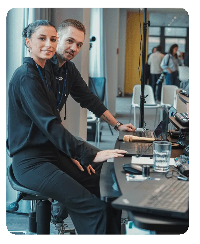 SINISTAR MEDIA Team im Büro am Empfang